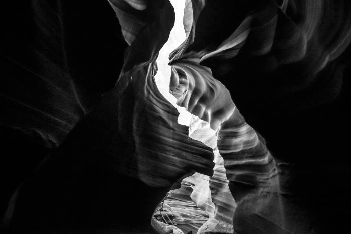 svartvit bild av plats i kanjonen i arizone