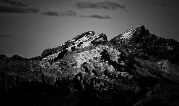 vackert svartvitt landskap som visar den snötäckta toppen av ett majestätiskt berg