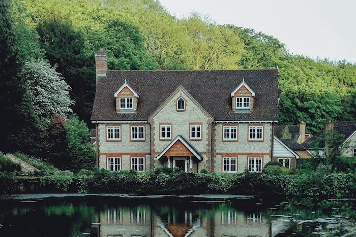 Kamenný dom pri jazere, krásny dom na vidieku, viete, za akú cenu predáte svoj dom developerovi