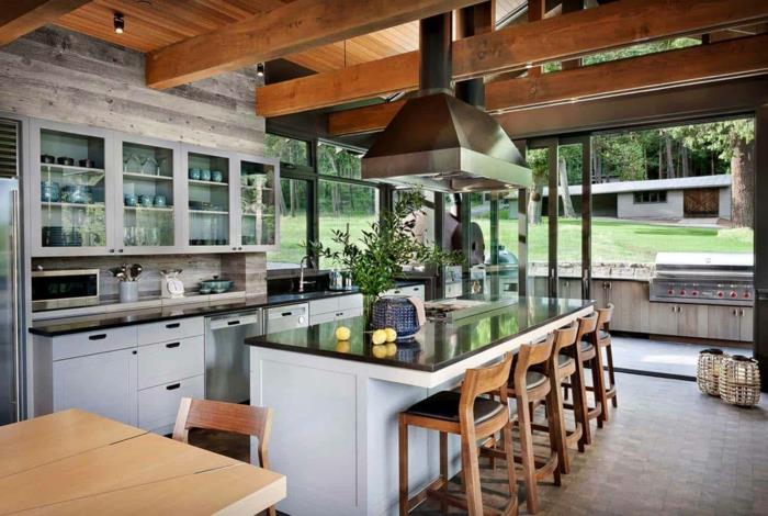 krásna domáca kuchyňa elegantná vidiecka kuchyňa z prírodného dreva vo dverách vysávača na dvere do bytu