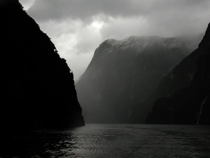 vackert svartvitt foto naturlandskap det lugna vattnet i havet mellan bergen i berget