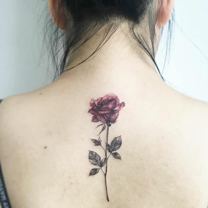 Jemné tetovanie na ramene ženského kvetu, ktoré si zvoľte ružu na chrbte