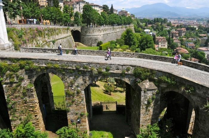 bergamo-la-beauté-besök-till-italien-vackra-städer-och-hörn-de-vackraste-städer-i-världen-storlek