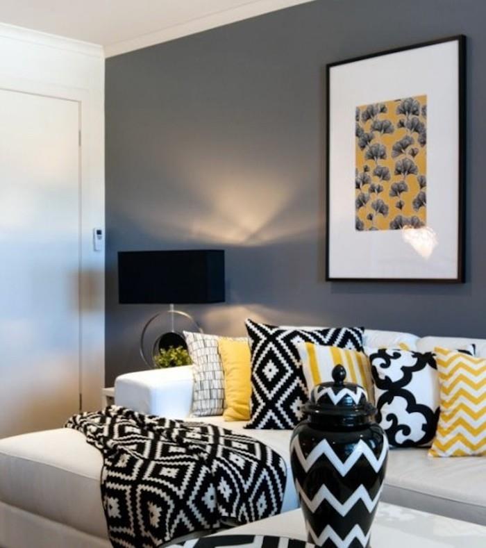 vit soffa, grå vägg, gula kuddar, svart filt, färger som passar till grått