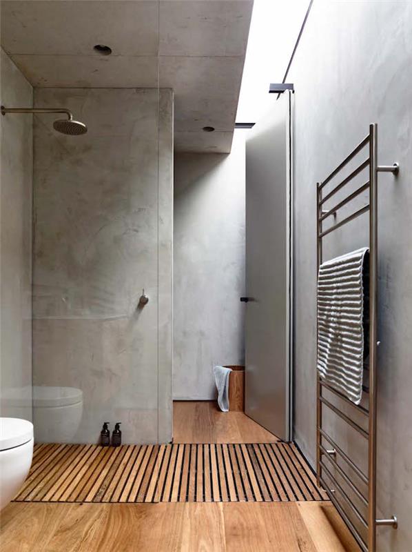 sivá betónová fotka do kúpeľne so sprchovacím kútom s drevenými parketami