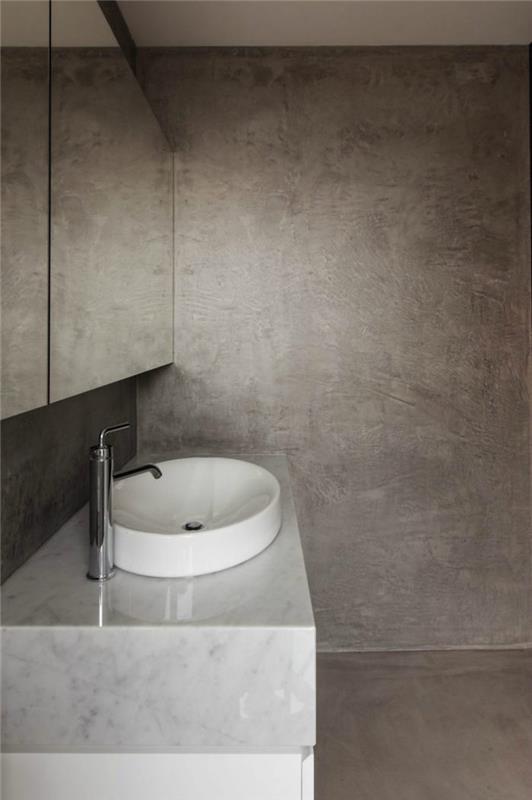 steny z lešteného betónu pre dizajnovú podlahu do sprchy a sivobielu mramorovú skrinku pod umývadlo