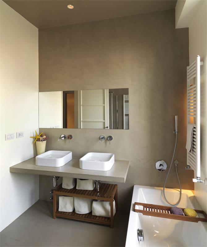 Nápad na obnovu kúpeľne so sivou taupe béžovou voskovanou betónovou podlahou a stenou s dvojitým umývadlom