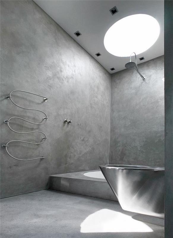 fotografia modernej minimalistickej betónovej voskovej kúpeľne so zaveseným kovovým WC a cementovou sprchovou vaničkou