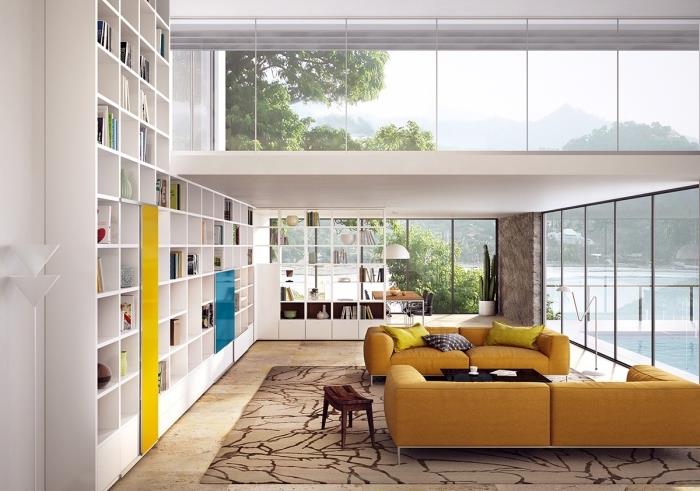 moderný biely dizajn interiéru obývačky s nábytkom z bieleho dreva, model sedačky z horčicovo žltej farby zo zamatu alebo kože
