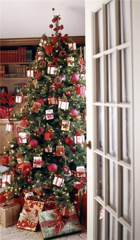 bokhylla träböcker samling ljus krans julgran dekoration smycken små gåvor vitt papper