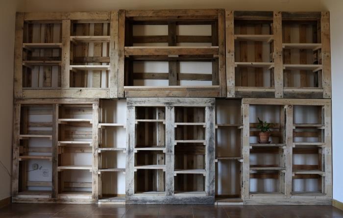 Paletový nábytok pre domácich majstrov, nápad, ako ozdobiť stenu skladovacím nábytkom pre domácich majstrov z recyklovaného dreva