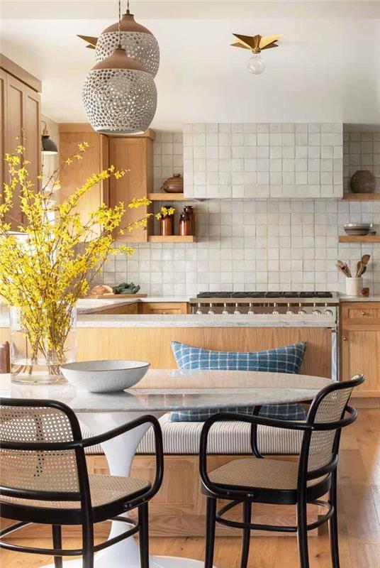 Dve retro stoličky, okrúhly stôl, drevená kuchyňa a biele dlaždice mramorové nápady na nátery farieb kuchyne, farby moderného interiéru kuchynskej steny