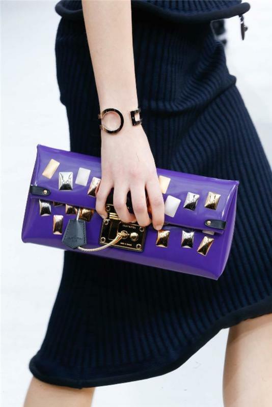 trendy-šperky-zodpovedajúce-extravagantné-taška-vo-farbe-viole-zmenenej veľkosti