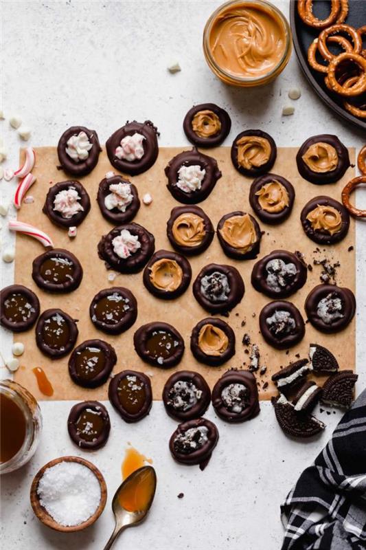 Lätt julreceptkaka i kringla med krossat oreos jordnötssmör som fyller karamellgodis eller annat