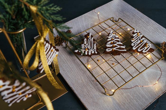 dekorera julkakan med kunglig glasyr och ätbara gyllene pärlor, pepparkaksrecept