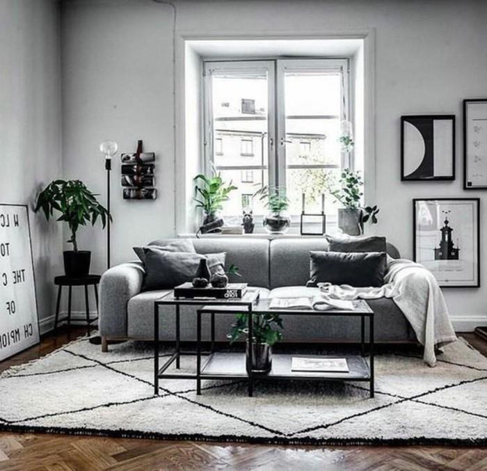 vita väggar, trägolv, färger som passar till grå, svart metall soffbord, vit matta, grå soffa