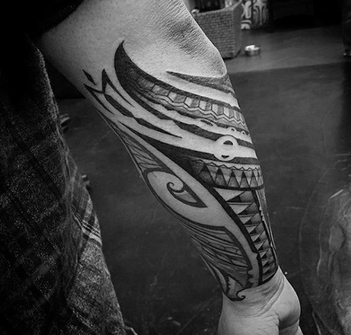 tribal tatuering, svartvitt foto, underarmstatueringar för män