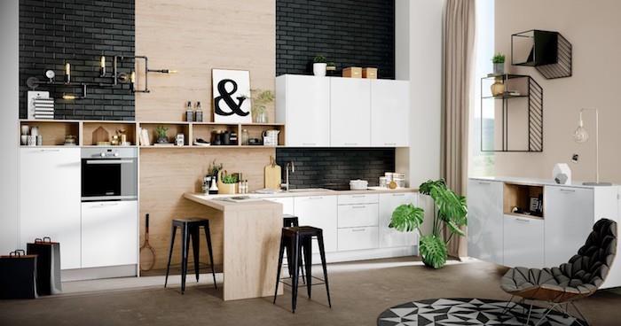 Biele a drevené kuchynské čierne tehly a stoličky pre akcentnú farebnú asociáciu, kuchynský trend 2020 inšpirácia deco