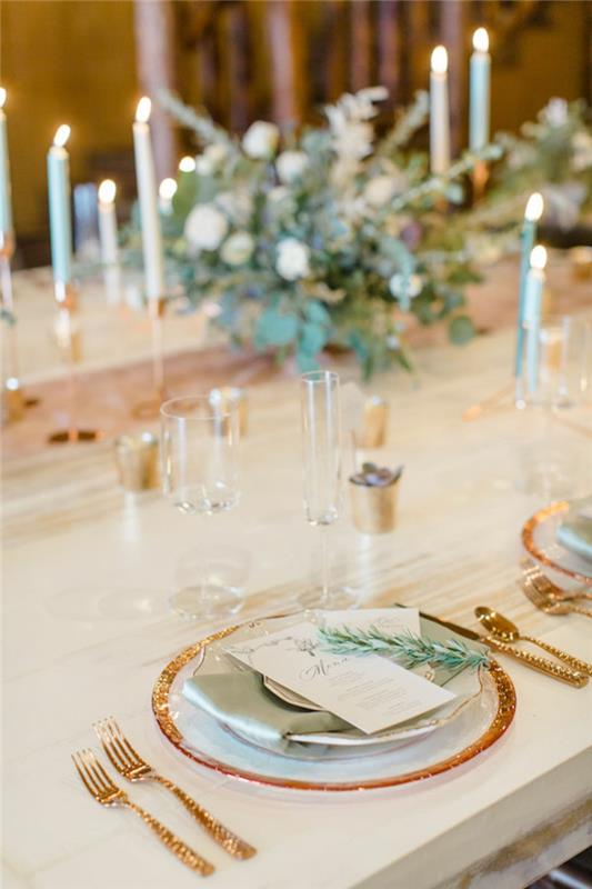Rund tallrik med gyllene ram rustikt elegant bröllop, original rustik bröllopsborddekoration