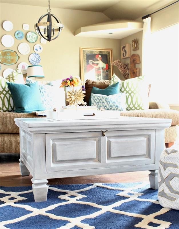 Biely konferenčný stolík, modrobiely geometrický koberec, béžová maľba na pohovku do kuchynskej linky, premaľovanie farebnej drevenej skrinky