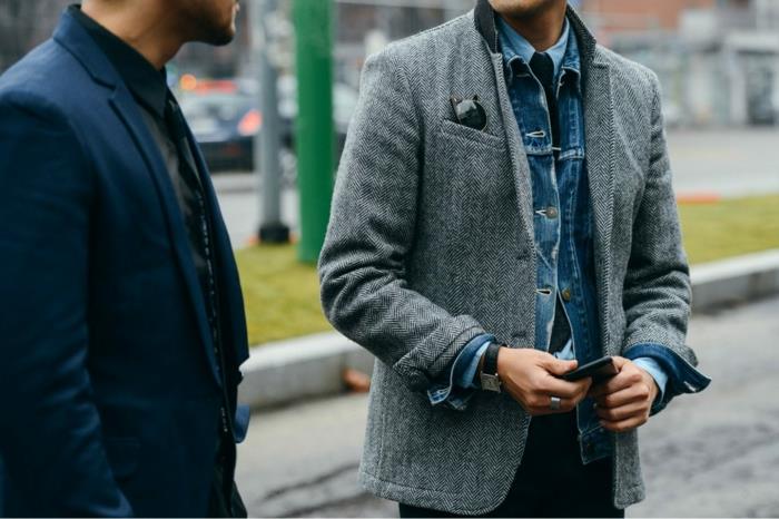 man modetrend på jobbet, idé hur man klär sig bra med denimskjorta eller jacka under snygg kappa