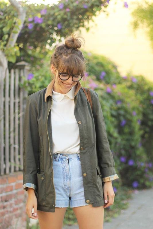 preppy look v strednej sezóne s tričkom s golierom Peter Pan, džínsovými mini šortkami a stredne dlhým khaki dámskym sakom