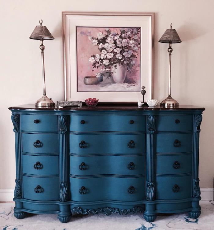 Modrá skrinka s množstvom skríň, lámp a vázy na maľovanie s kvetmi prerábajúca drevenú skriňu, nápad na maľovanú skriňu na renováciu