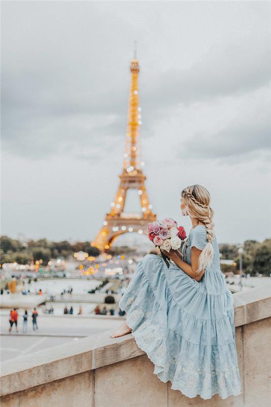 فستان هيبي أزرق رومانسي أنيق ، فستان طويل بوهيمي ، امرأة في باريس ، برج إيفل ، فستان صيف 2019 ، فكرة كيف ترتدي ، باقة زهور