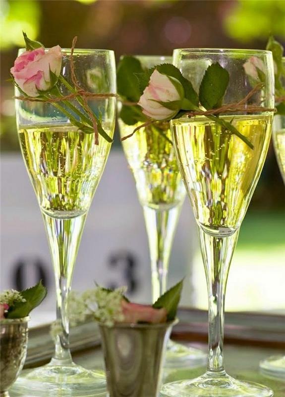 blida-glas-flöjter-eller-champagne-glas-dekor-atmosfär-med-ros