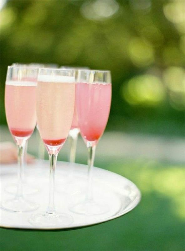 blida-glas-flöjter-eller-champagne-glas-dekorativ-atmosfär-rosa-limonad