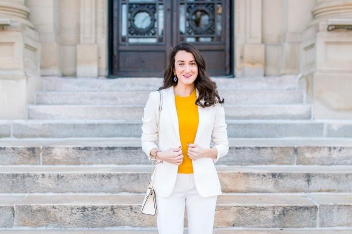 Hur man klär sig för en kvinnas dop, vita byxor och blazer kostym idé med gul blus och vit handväska