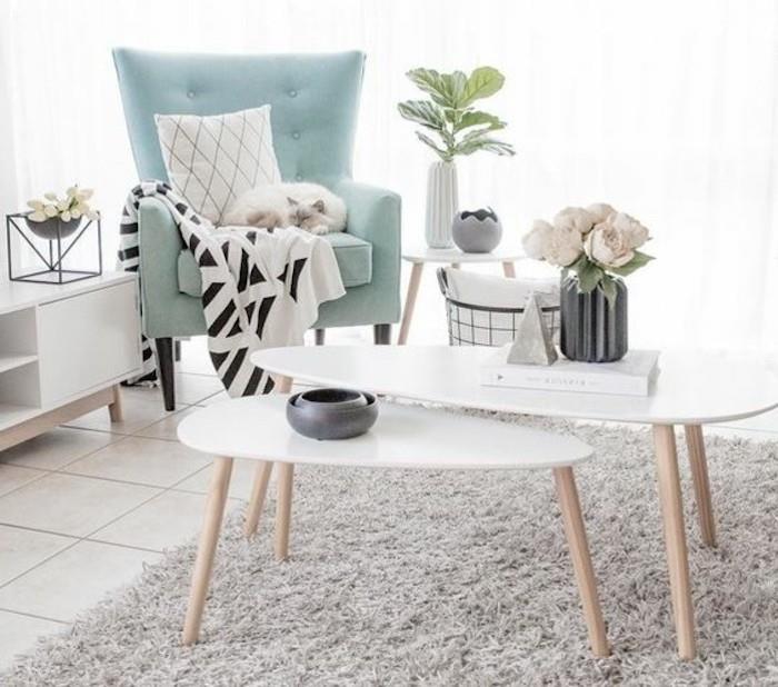 blå fåtölj, vita soffbord i trä, vackra vardagsrum, grå matta, klinkergolv