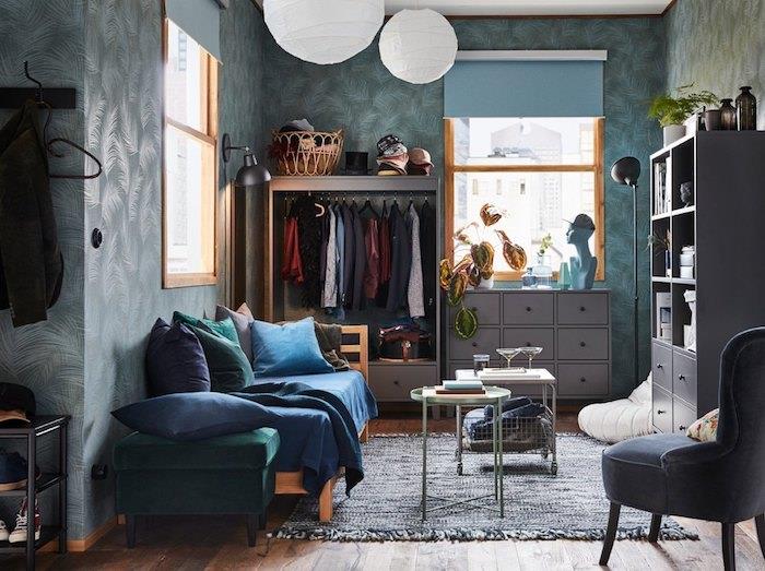 Deco -idé föräldrasovrum öppet mot vardagsrummet, grå matta och grå hylla, original idé för förvaring av kläder