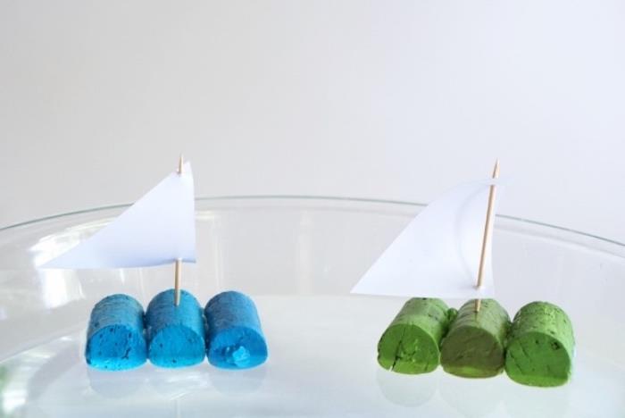 مسامير الفلين مسجلة معًا ، مطلية باللونين الأزرق والأخضر ، التعلم في مرحلة ما قبل المدرسة ، قوارب صغيرة ذاتية الصنع