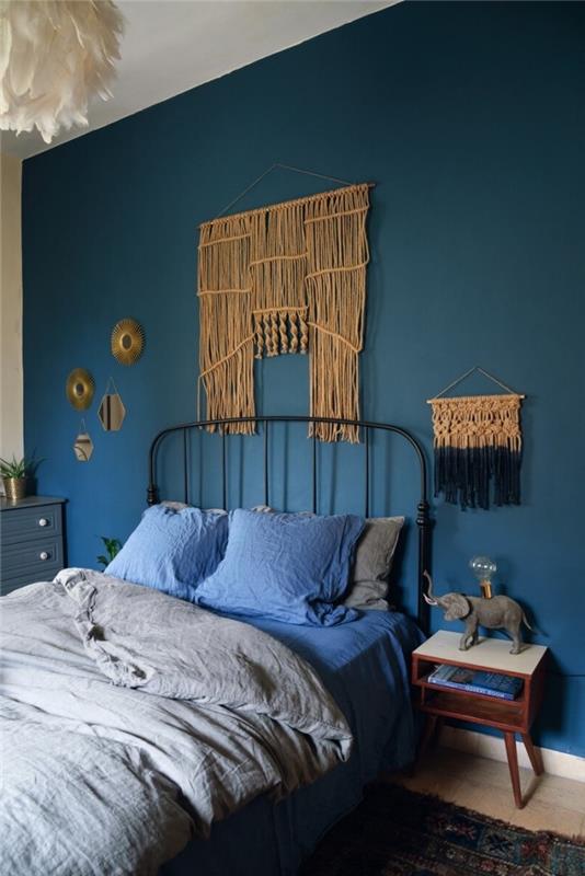 جدار أزرق ، وسائد زرقاء ، أنماط مكرامية مجانية ، حوامل خشبية ليلية ، أغطية سرير رمادية