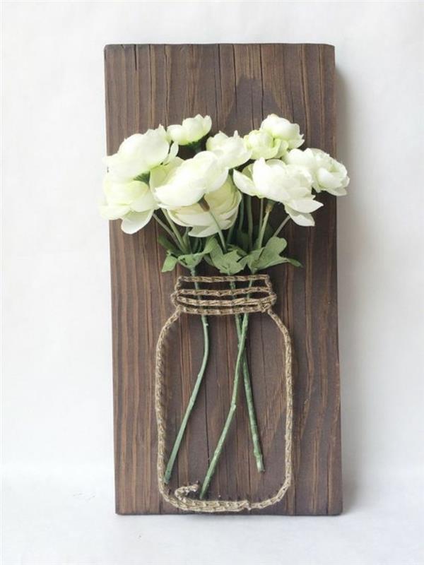 träväggdekoration, vas med rep och vita blommor, gör dig själv till en vacker väggdekoration