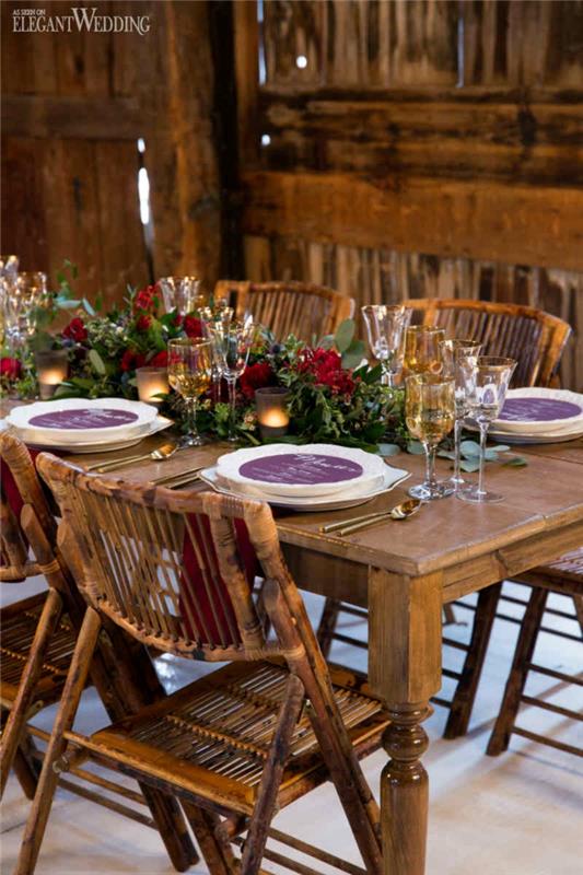 Träbord och stolar landstema, bordsdekoration för landsbröllop med röda blommor