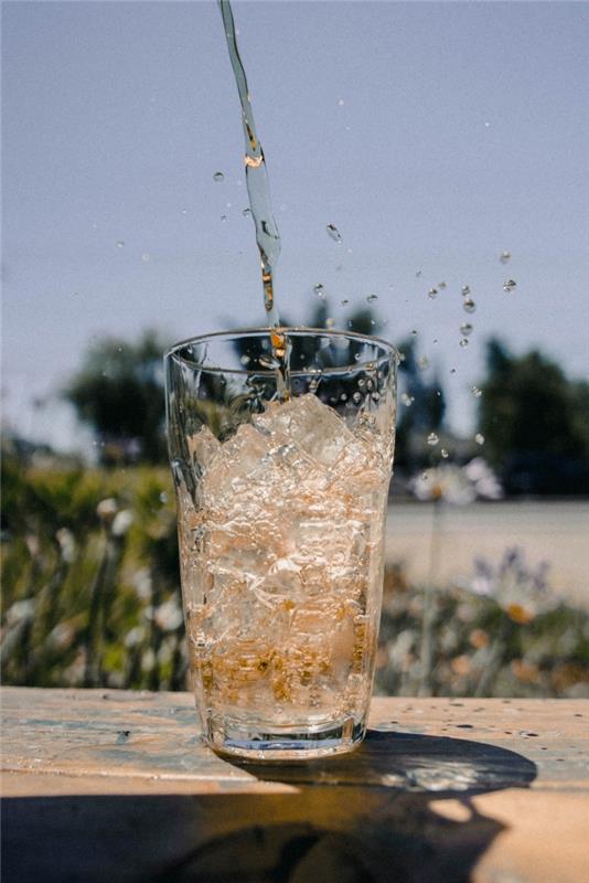 hemlagat iste, glas fyllt med isbitar och kallt grönt te, receptidé för en lättfryst dryck