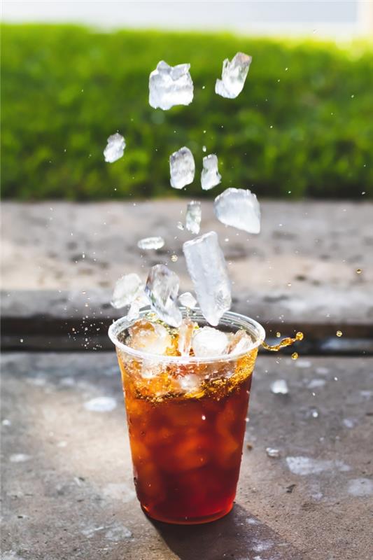 ako uvariť studenú kávu rýchlo a jednoducho, predstava čiernej kávy s kockami ľadu na leto, studeného a studeného kávového nápoja