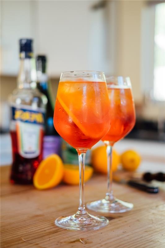 Italiensk aperoldryckskomposition bouteuille bänkskiva i trä