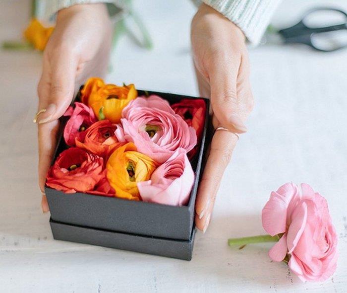 presentförpackning fylld med blomblad eleganta och blommiga handgjorda mormorsdagspresent