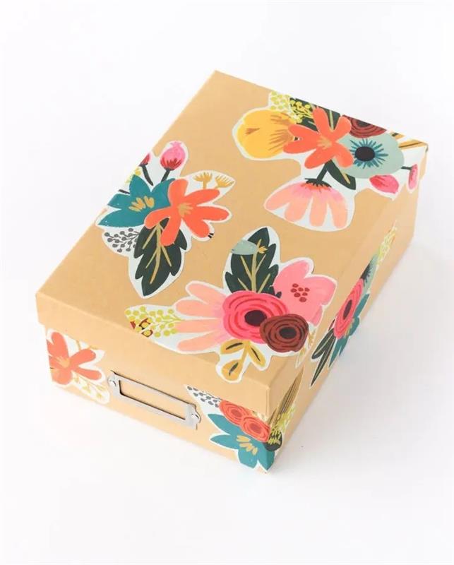 personalizovaná lepenková škatuľa obrúsok kvetinové vzory decoupage technika mod podge aktivita deň matiek
