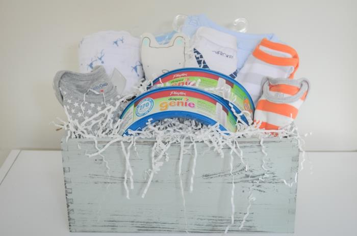 dekorácia pre chlapčeka, uteráky a ponožky, drevená krabica natretá na bielo s efektom starnutia, darček pre budúcu matku, krabička pre tehotnú ženu
