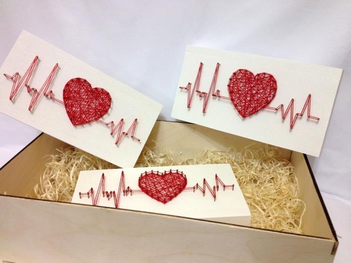 presentförpackningsidé i ljust trälåda, handgjord lådemodell i vit kartong och röd tråd i form av ett hjärta