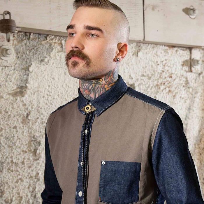 Indisk stil slips bolokrage i lädersnören med juvel på denimskjorta för mustasch hipster man