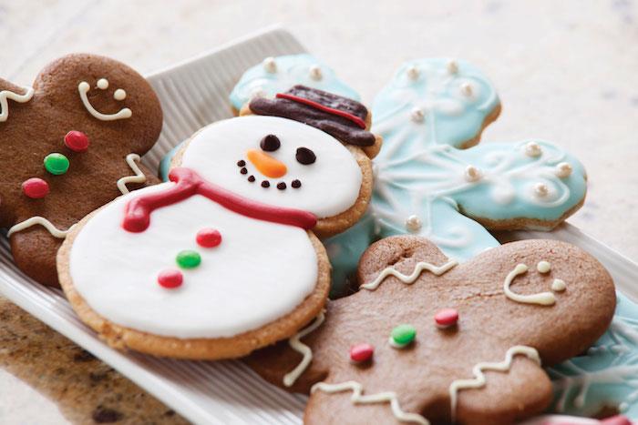 Original julkaka i pepparkaksman, snögubbe och snökolv med godisdekoration, royal och chokladglasyr och ätbara pärlor