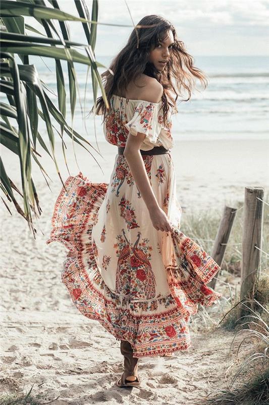 امرأة جميلة على الشاطئ ، شعر شاطئي مموج رطب ، فستان من الدانتيل البوهيمي ، فستان صيفي طويل ، أزياء ربيع وصيف 2019