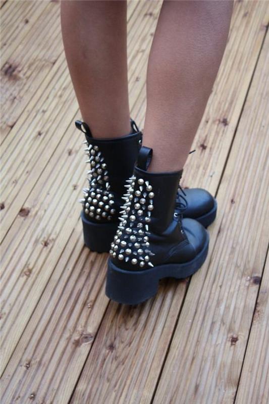 svart-dubbade-fotled-stövlar-rock-stil-dubbade-skor
