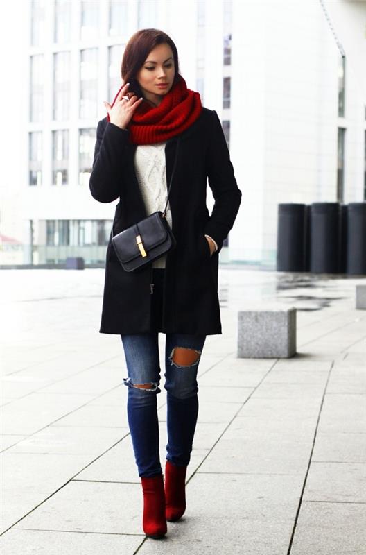 svart jeans outfit, lång jacka, röda fotled stövlar, vit tröja, svart ficka