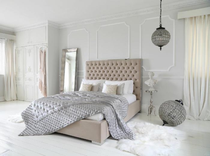 sovrumsdekorationsidé, stor spegel, vit garderob, elfenbensväggar, vita gardiner, grått sängklädsel